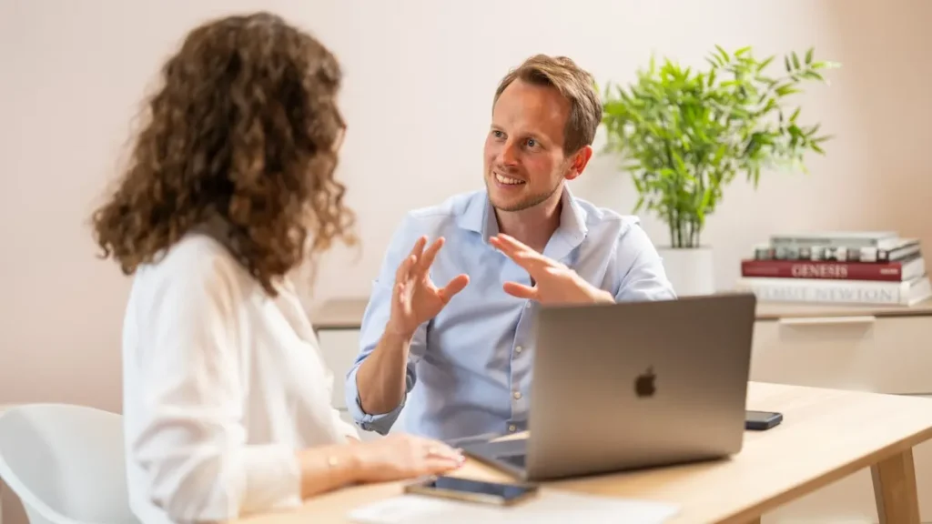 Local-SEO Beratungsgespräch mit einer Kundin